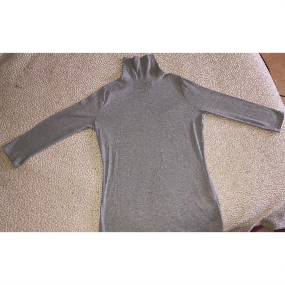 💕😍❤️MAKE AN OFFER! HOLLISTER TURTLENECK TOP😍💕 - Picture 2 of 2